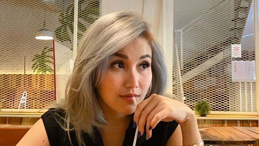 Ayu Ting Ting memiliki penampilan baru dengan rambut silver yang jadi sorotan. Yuk kita intip potretnya!