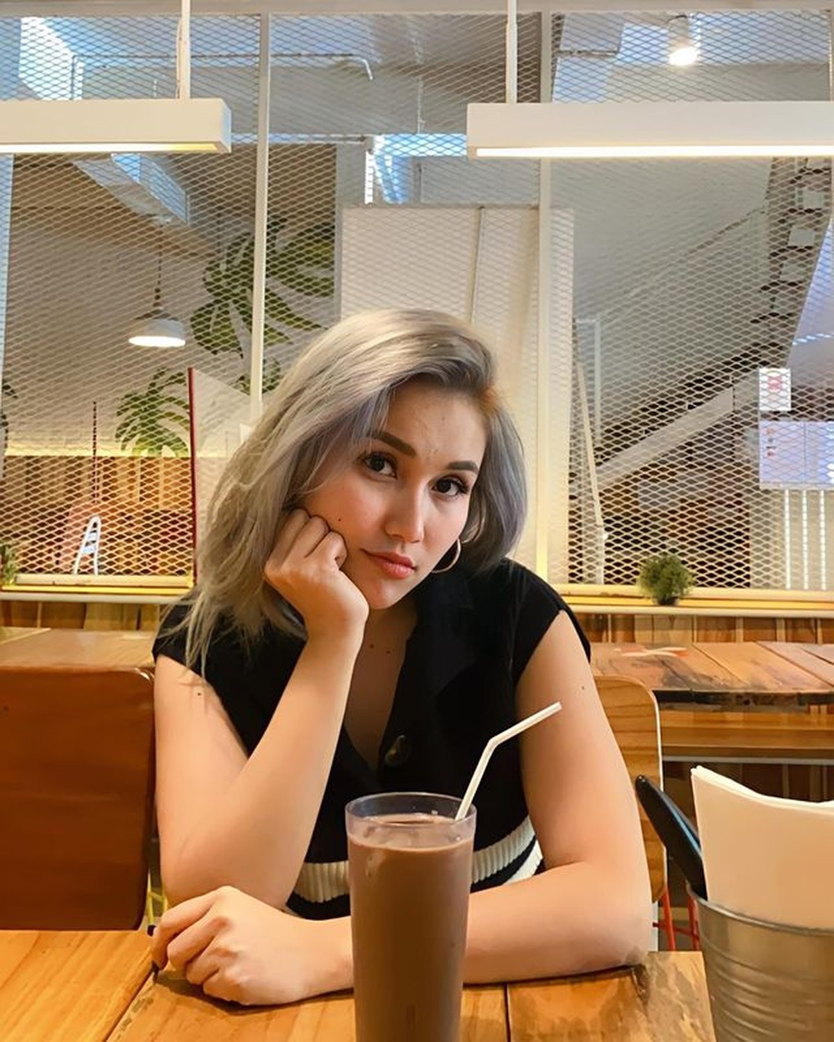 Ayu Ting Ting memiliki penampilan baru dengan rambut silver yang jadi sorotan&period; Yuk kita intip potretnya&excl;