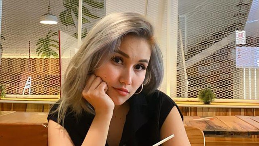 Ayu Ting Ting memiliki penampilan baru dengan rambut silver yang jadi sorotan. Yuk kita intip potretnya!