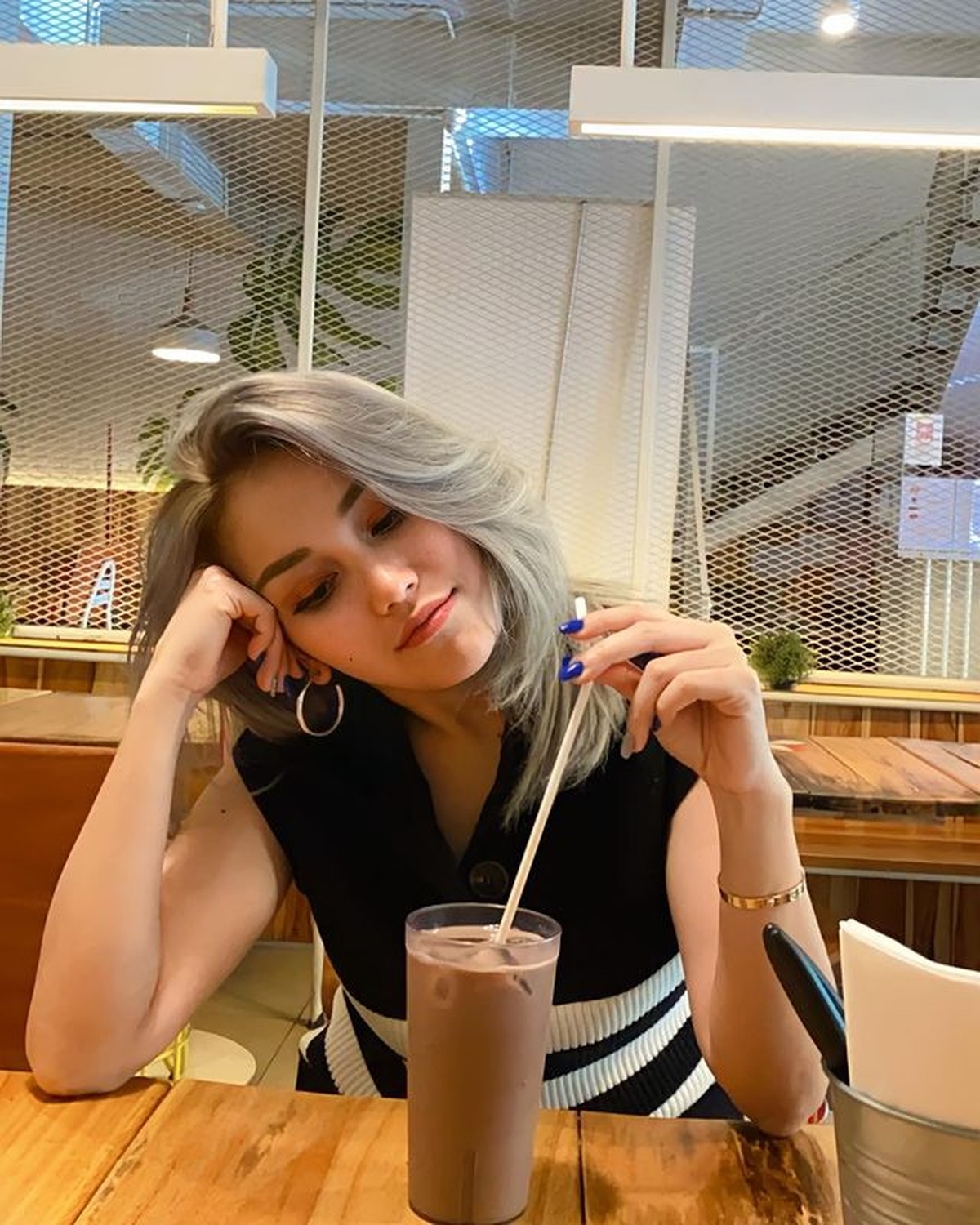 Ayu Ting Ting memiliki penampilan baru dengan rambut silver yang jadi sorotan&period; Yuk kita intip potretnya&excl;