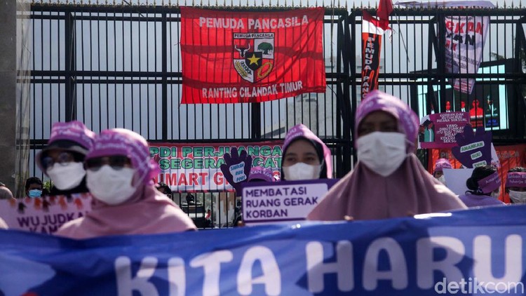 Ada Massa Tolak Kekerasan Seksual di Demo Pemuda Pancasila Massa Pemuda Pancasila masih menggelar demo di depan gedung DPR, Jakarta. Di saat bersamaan, muncul massa dari unsur lain untuk menolak kekerasan seksual.
