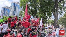 Massa Buruh Pindah ke Balai Kota Jakarta, Lalu Lintas Tersendat