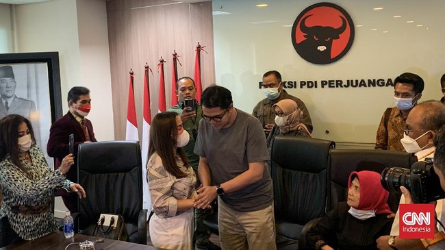 Arteria Dahlan mengungkap arahan dari Puan Maharani kepada dirinya sehingga bersedia saling memaafkan dengan Anggiat Pasaribu, perempuan kerabat jenderal TNI.