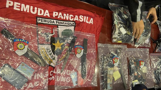 Polisi ungkap ormas Pemuda Pancasila menguasai lahan parkir RSU Tangsel sejak 2017, meraup untung hingga Rp7 miliar. 30 anggota ditangkap terkait bentrokan.