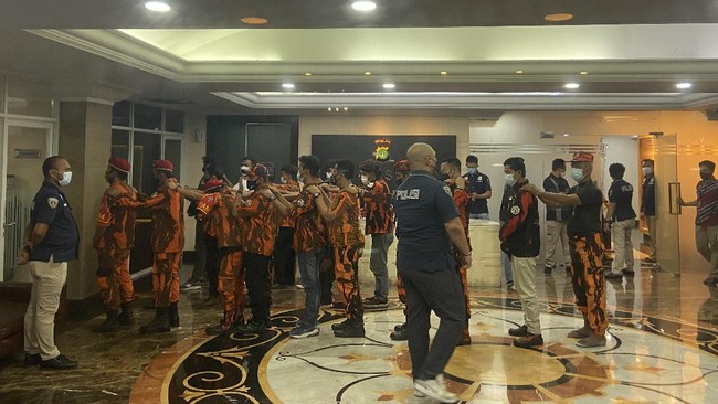 Sekjen Pemuda Pancasila (PP) menyatakan akan memecat 21 anggotanya yang telah ditetapkan sebagai tersangka terkait demo berujung ricuh di depan DPR.