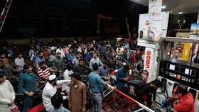 FOTO: Antrean Mengular Jelang Mogok SPBU di Pakistan