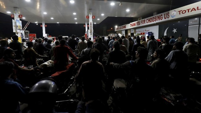 FOTO: Antrean Mengular Jelang Mogok SPBU di Pakistan