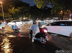 Terobos Banjir di Jalan Pelajar Pejuang, Sejumlah Pemotor Mogok