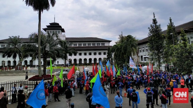 Buruh menilai penentuan upah minimun yang tak masuk akal itu adalah buah dari UU Cipta Kerja (Ciptaker).