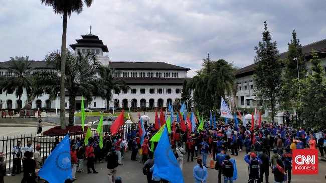 Sejumlah serikat buruh meminta Gubernur Jabar dan kepala daerah kabupaten/kota di provinsi itu segera menangguhkan aturan terkait UMP setelah putusan MK.