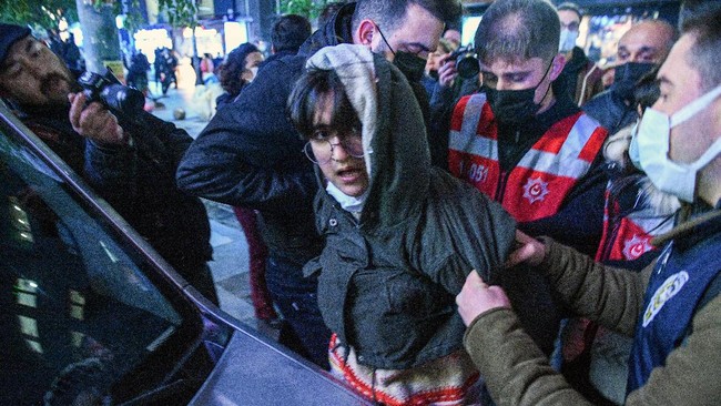 Pedemo yang mendesak Presiden Turki Erdogan mundur dan polisi terlibat bentrok dalam unjuk rasa yang berlangsung di Istanbul.
