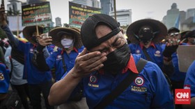FOTO: Buruh Sambut Putusan MK soal UU Cipta Kerja