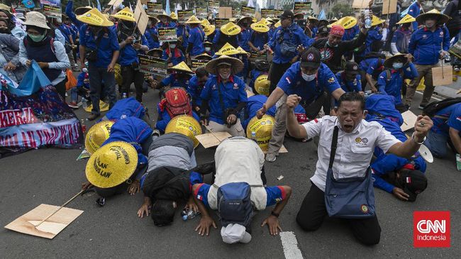 Buruh Sebut Pemerintah Harus Buat UU Cipta Kerja dari Nol KSPI berpendapat pemerintah harus membuat Undang-Undang (UU) Cipta Kerja dari nol setelah diputuskan inkonstitusional bersyarat oleh Mahkamah Konstitusi (MK).