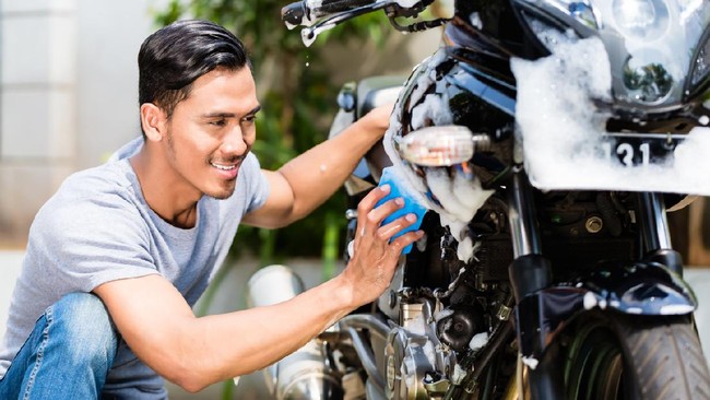 Rutin mencuci menjadi salah satu cara menjaga motor tetap sehat. Bagaimana cara mencuci motor yang benar?