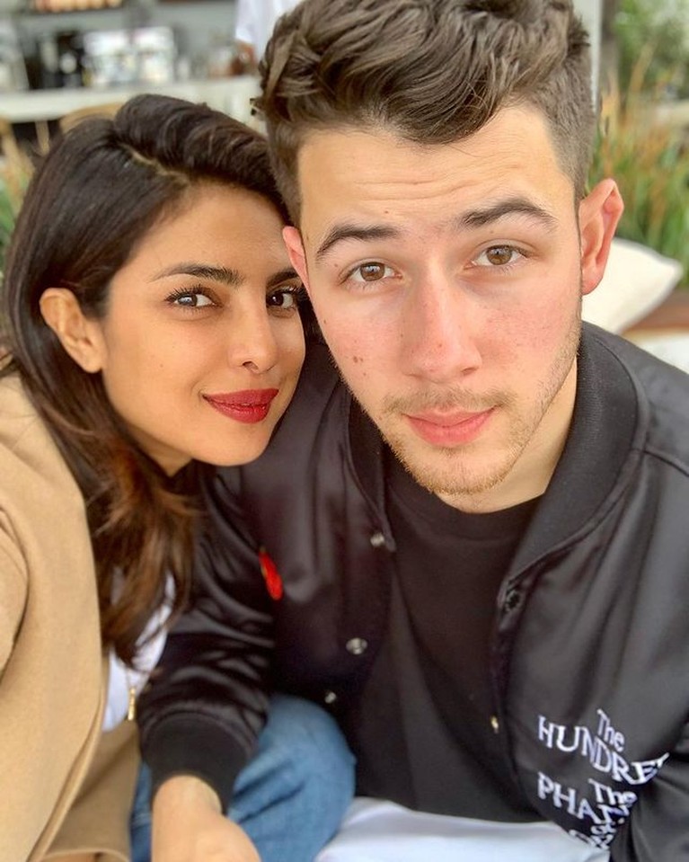 Isu Cerai, 7 Potret Mesra Priyanka Chopra dan Nick Jonas Disorot Kabar tak sedap menghampiri rumah tangga Priyanka Chopra dan Nick Jonas yang diisukan cerai. Yuk intip kemesraan mereka!