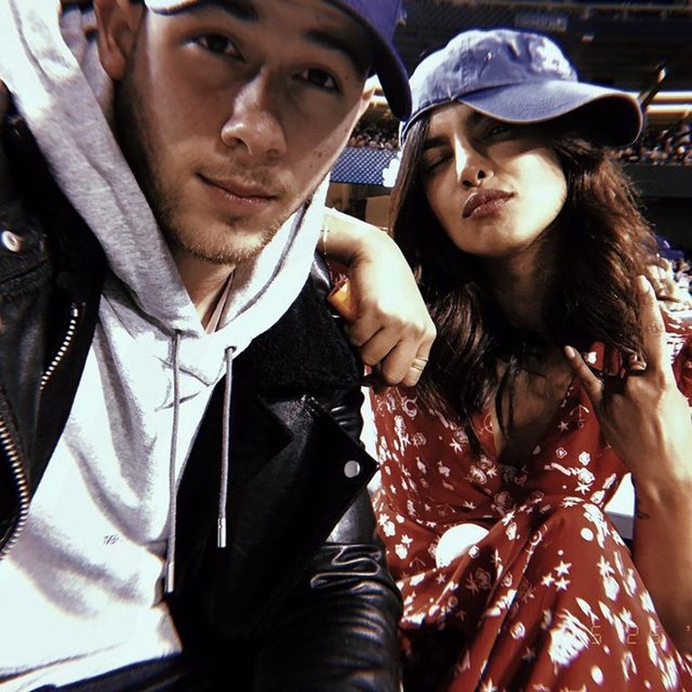 Isu Cerai, 7 Potret Mesra Priyanka Chopra dan Nick Jonas Disorot Kabar tak sedap menghampiri rumah tangga Priyanka Chopra dan Nick Jonas yang diisukan cerai. Yuk intip kemesraan mereka!