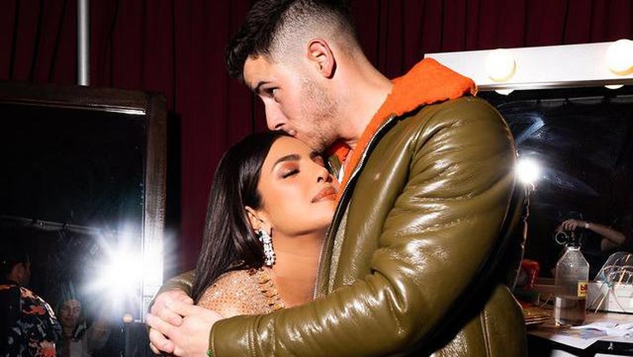 Kabar tak sedap menghampiri rumah tangga Priyanka Chopra dan Nick Jonas yang diisukan cerai. Yuk intip kemesraan mereka!