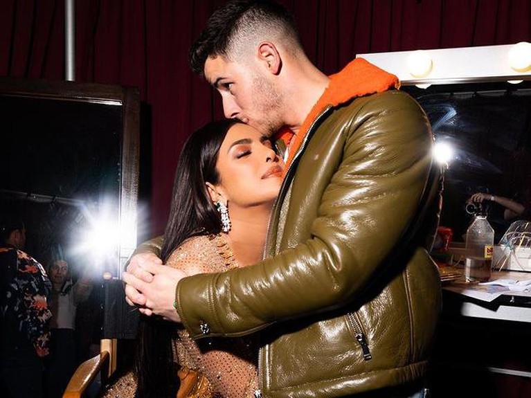 Isu Cerai, 7 Potret Mesra Priyanka Chopra dan Nick Jonas Disorot Kabar tak sedap menghampiri rumah tangga Priyanka Chopra dan Nick Jonas yang diisukan cerai. Yuk intip kemesraan mereka!