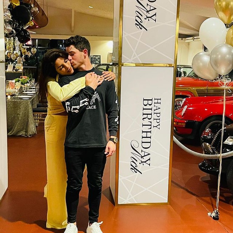 Isu Cerai, 7 Potret Mesra Priyanka Chopra dan Nick Jonas Disorot Kabar tak sedap menghampiri rumah tangga Priyanka Chopra dan Nick Jonas yang diisukan cerai. Yuk intip kemesraan mereka!