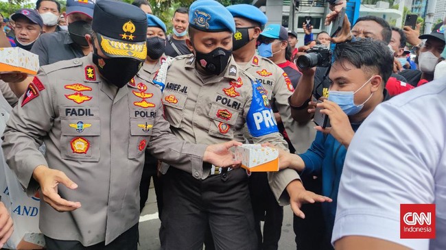 Kapolda Metro Jaya Irjen Fadil Imran memuji Satpam yang ditemuinya. Dia mengaku ingin belajar dari Satpam tentang cara melayani warga dengan baik.