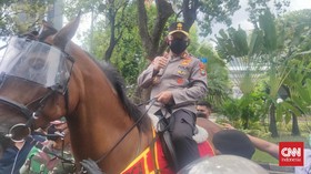 Kapolda Metro Datangi Massa Demo di Patung Kuda, Bagikan Roti