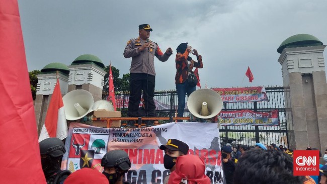 Sebanyak 21 anggota PP ditangkap. Satu di antaranya adalah pelaku pemukulan terhadap anggota polisi. 15 orang ikut jadi tersangka bawa senjata tajam.