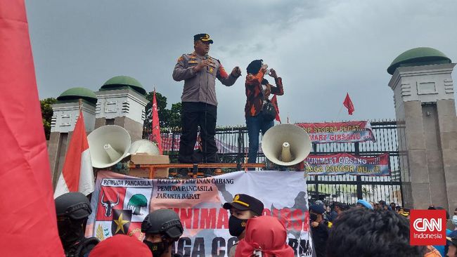 Demo Ricuh Pemuda Pancasila Berujung Pengeroyokan Aparat Sebanyak 21 anggota PP ditangkap. Satu di antaranya adalah pelaku pemukulan terhadap anggota polisi. 15 orang ikut jadi tersangka bawa senjata tajam.