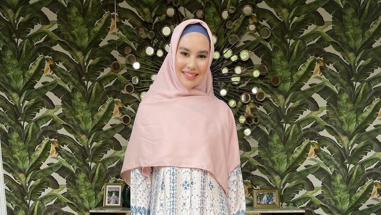 Kartika Putri yang jarang makeup saat liburan. Kartika Putri yang jarang makeup saat liburan.