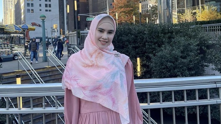Kartika Putri yang jarang makeup saat liburan. Kartika Putri yang jarang makeup saat liburan.