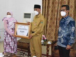 Kemenperin Serahkan 1.000 Tabung Oksigen & Regulator ke Pemprov Sumbar
