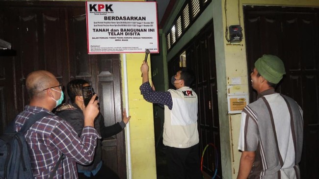 KPK menetapkan Bupati Hulu Sungai Utara (HSU) periode 2017-2022, Abdul Wahid, sebagai tersangka kasus dugaan Tindak Pidana Pencucian Uang (TPPU).