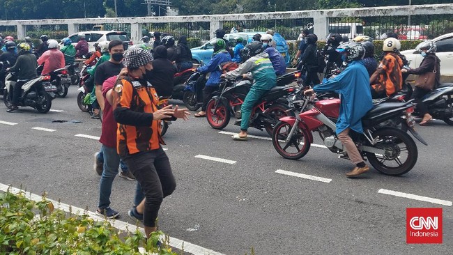 Polisi kembali menetapkan lima orang anggota Pemuda Pancasila sebagai tersangka pengeroyokan AKBP Dermawan Karosekali saat demo di gedung DPR.