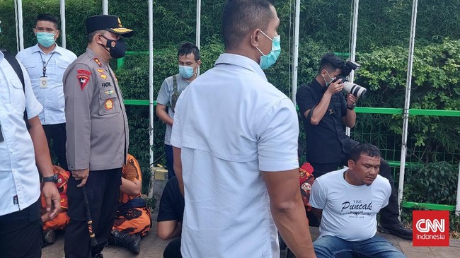 Kapolda Metro Jaya, Irjen Pol Fadhil Imran terjun bubarkan massa Pemuda Pancasila (PP) yang berunjuk rasa di depan kompleks parlemen, Kamis (25/11) petang.