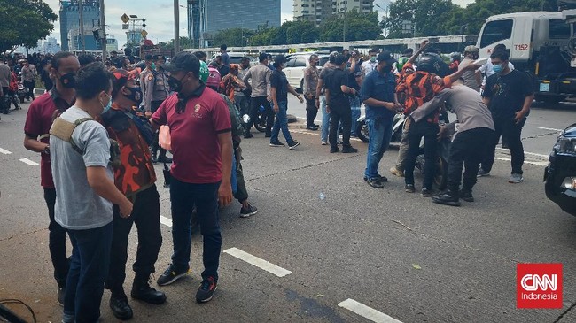 Polisi menangkap puluhan peserta demo Pemuda Pancasila saat pembubaran aksi pascainsiden pengeroyokan salah satu aparat di depan Gedung DPR, Kamis (24/11).