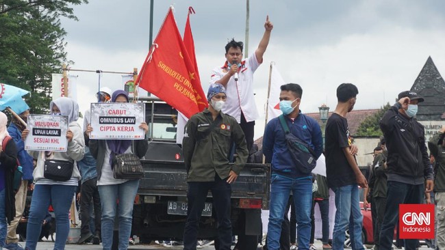 Buruh di Yogyakarta menuntut upah minimum kabupaten/kota (UMK) 2023 naik jadi Rp3,7 juta hingga Rp4,2 juta.