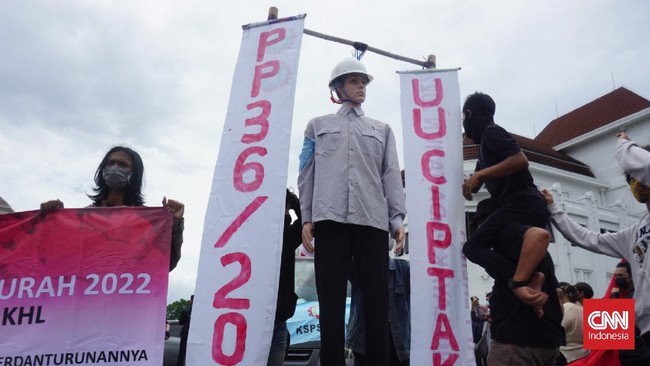 Puluhan buruh di Kota Yogyakarta menggelar aksi demo untuk memprotes kebijakan pengupahan yang dinilai mencekik kehidupan pekerja pada Rabu (24/11).
