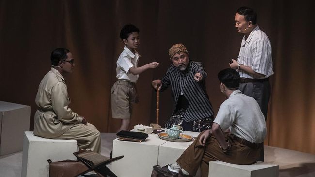 Aktor Lukman Sardi membagikan kesannya beradu akting dengan putra sulungnya, Akiva Sardi, dalam pementasan teater Mereka yang Menunggu di Banda Naira.