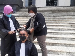 Pemohon Uji Formil UU Ciptaker Sujud Syukur-Cukur Botak Depan Gedung MK