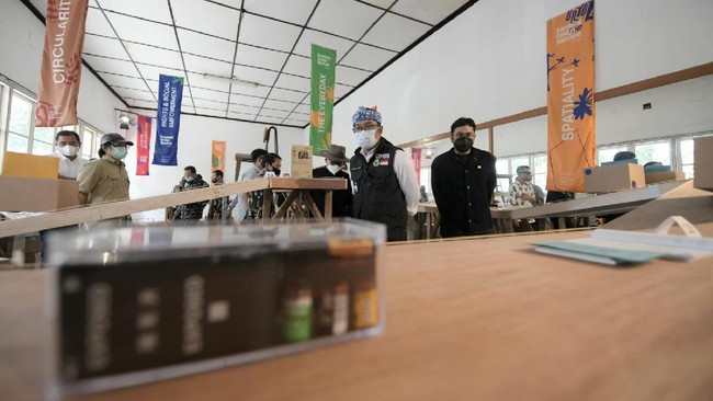 Gubernur Jawa Barat Ridwan Kamil meresmikan Laswee Creative Space sebagai tempat untuk masyarakat melakukan diskusi hingga proses kreatif sembari ngopi.
