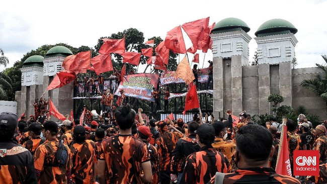 AKBP Dermawan Karosekali diserang anggota Pemuda Pancasila saat berusaha menenangkan massa yang memaksa masuk Gedung DPR di tengah demo yang memanas.