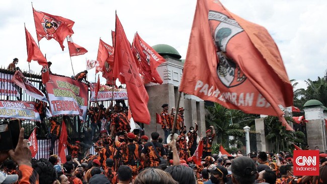Kasat Reskrim Polres Bogor AKP Yohannes Redhoi Sigiro mengatakan Rudi merupakan anggota PP di Peuteuycondong, Cibeber, Kabupaten Cianjur.