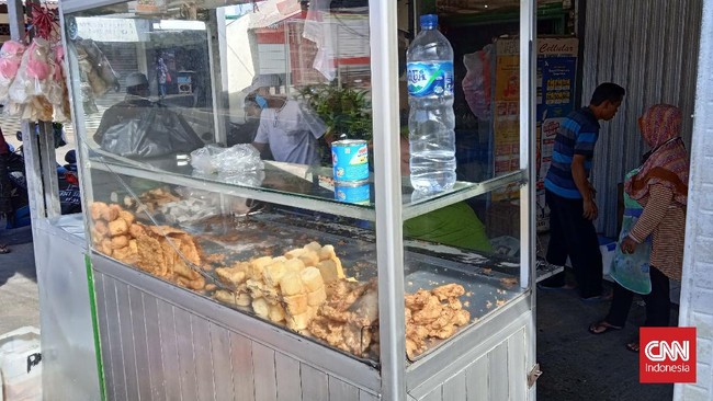 Tukang gorengan mengeluhkan harga minyak goreng curah yang meroket ketimbang upaya pemerintah mewajibkan minyak goreng kemasan.