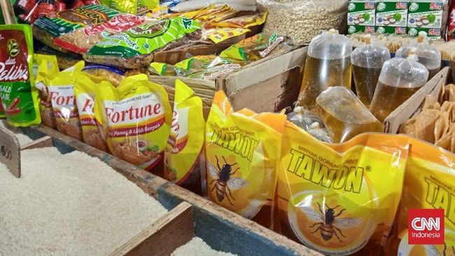 Harga bahan pokok, seperti minyak goreng, telur ayam, dan daging ayam ras masih mahal di Palembang, Sumsel.