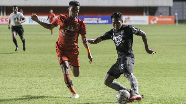 Persib Bandung berhasil mengalahkan Madura United 1-0 lewat gol tunggal Frets Butuan pada lanjutan Liga 1 2021 di Stadion Manahan, Solo, Sabtu (4/12).