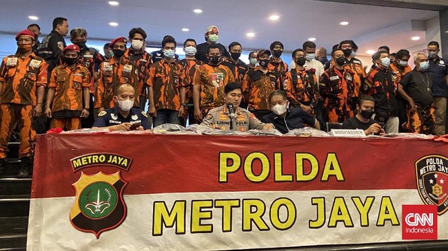 Pengurus pusat ormas Pemuda Pancasila (PP) menyambangi Polda Metro Jaya setelah 16 anggota PP ditetapkan sebagai tersangka.