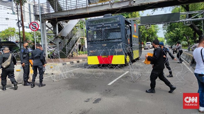Barikade polisi dan kawat berduri berdiri di kawasan Patung Kuda menyambut aksi buruh memprotes UMP dan mengawal putusan UU Cipta Kerja di MK dan Balai Kota.