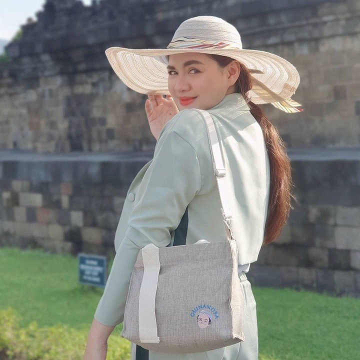 <p>Setelah menikah dengan Ade Imam Prabowo Harianto Nugroho Putro, Vicky Shu dikaruniai dua orang anak, Bunda. Ia pun mengalami perubahan bentu tubuh setelah melahirkan. (Foto: Instagram: @vickyshu)</p>