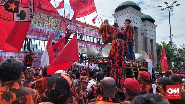 Polisi Bakal Panggil Penanggung Jawab Demo Pemuda Pancasila Demo ormas PP di depan Gedung DPR pada Kamis (25/11) berujung ricuh. Bahkan, satu anggota polisi mengalami luka saat melakukan tugas pengamanan.
