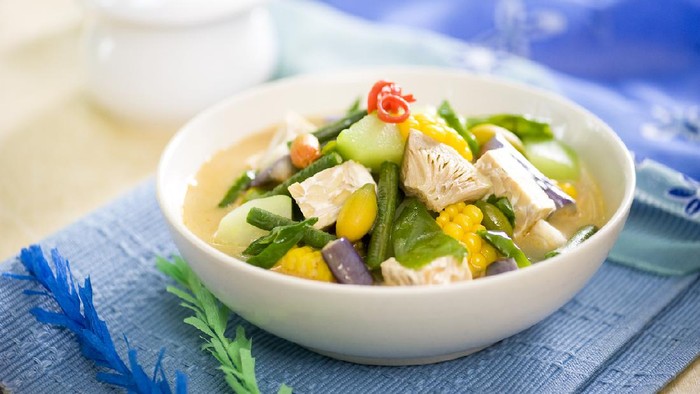 Common ingredients are young unripe jackfruit, eggplant, chayote, melinjo beans and leaves, long beans, green chili pepper, tofu and tempeh all cooked in coconut milk soups and sometimes enrichen with chicken or beef stock. The bumbu spice mixture includes ground chili pepper (optional, depends on desired degree of spiciness), shallot, garlic, candlenut, coriander, kencur powder, turmeric powder (optional), dried shrimp paste, salt and sugar.