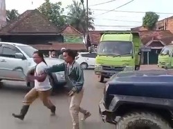 Tak Terima Anaknya Ditilang, Pria di Sumsel Kejar Polantas Pakai Parang